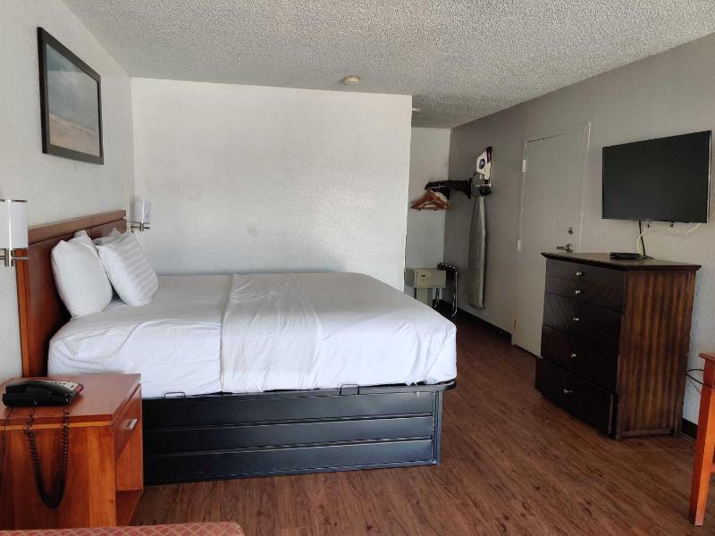 Studio Suite with 1 King Bed,  Smoking image 3