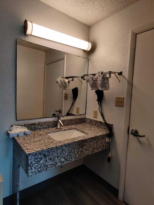 Studio Suite with 1 King Bed,  Smoking image 1