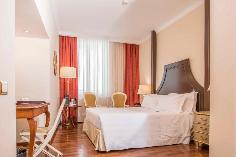 Deluxe Double or Twin Room image 4