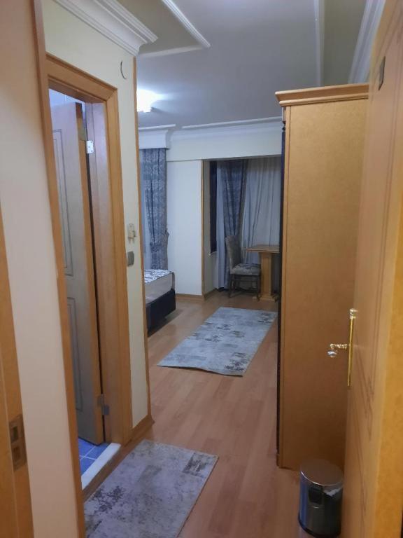 Twin Room with City View image 4
