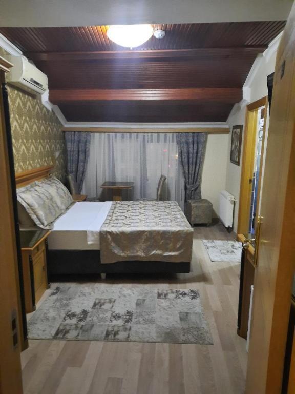 Deluxe Double Room with Balcony image 1