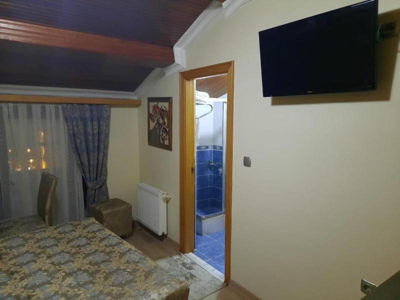 Deluxe Double Room with Balcony image 3