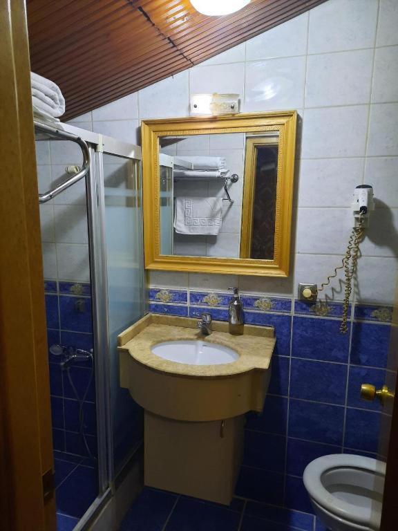 Deluxe Double Room with Balcony image 2