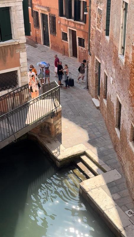 Double Room with Canal View image 2