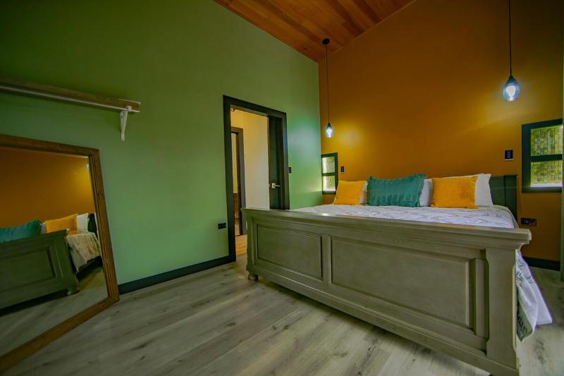 Casa Esmeralda-5min to La FortunaKing beds & pool - image 10