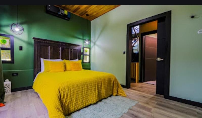 Casa Esmeralda-5min to La FortunaKing beds & pool - image 7