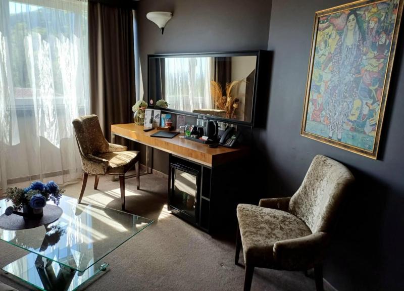 Suite with Mountain View & Free Parking image 3