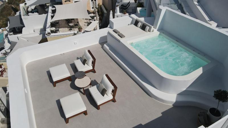 Premium Suite with Private Plunfe Pool and Caldera View image 2