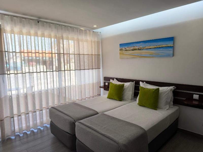 Standard Twin Room image 4