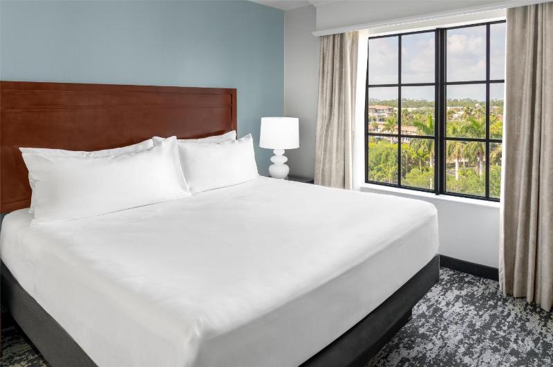 King Suite with Pool View - Non-Smoking image 3