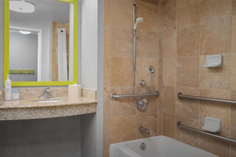 King Room with Accessible Tub - Mobility and Hearing Access/Non-Smoking image 3