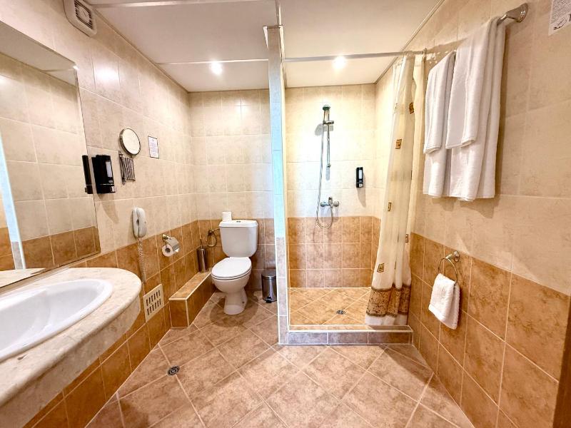 Standard Double Room with Park View image 4