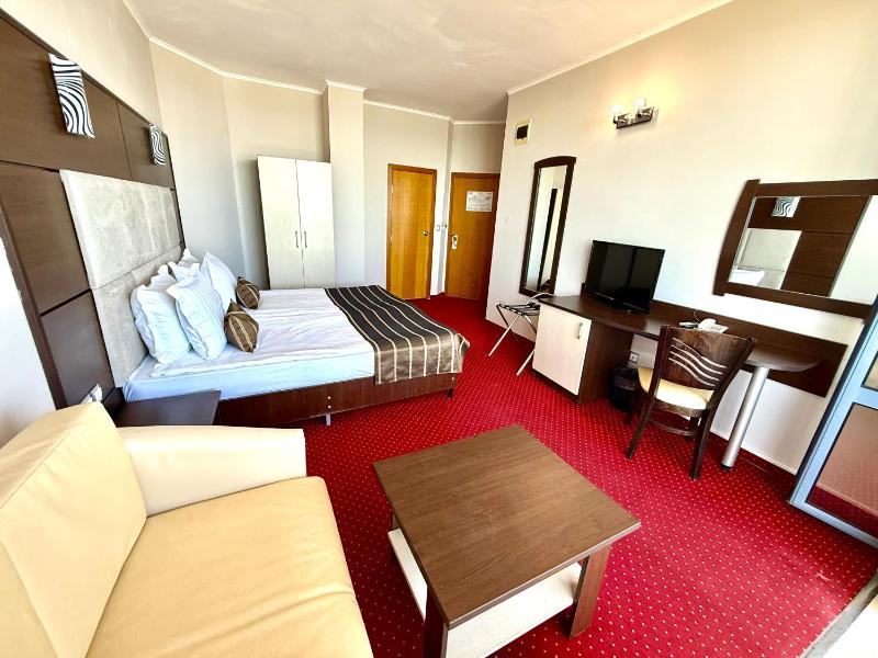 Standard Double Room with Park View image 3