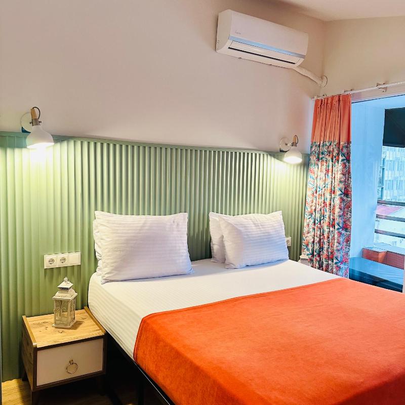 Double Room with Balcony image 3