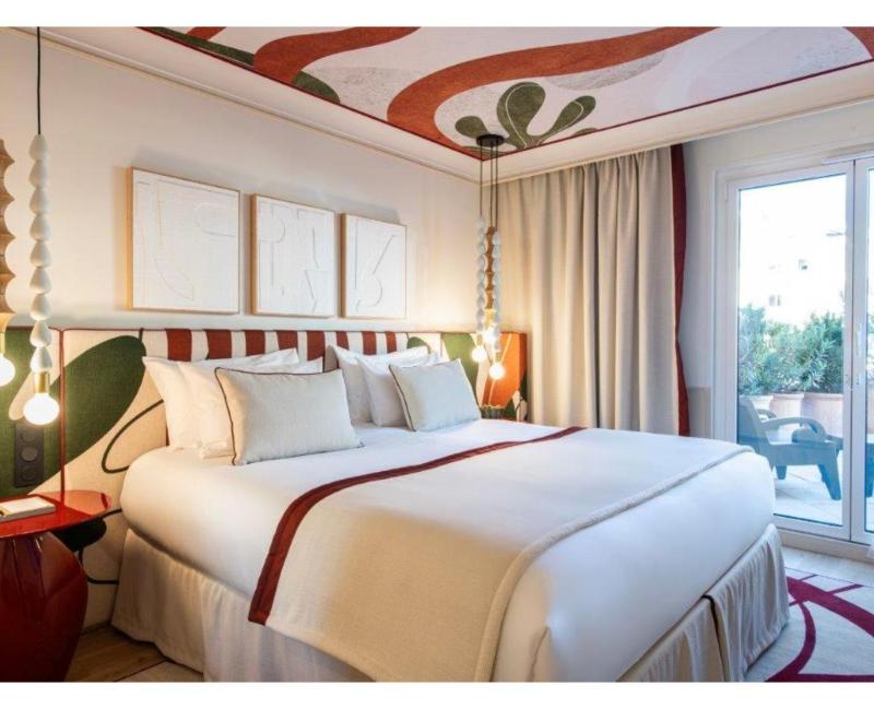 Deluxe Room with Pool View image 2