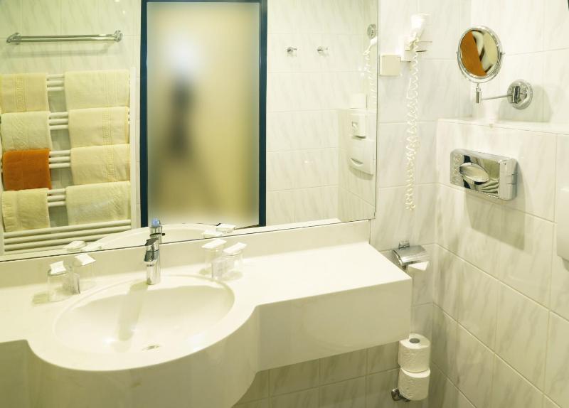 Apartment (4 Adults) image 2