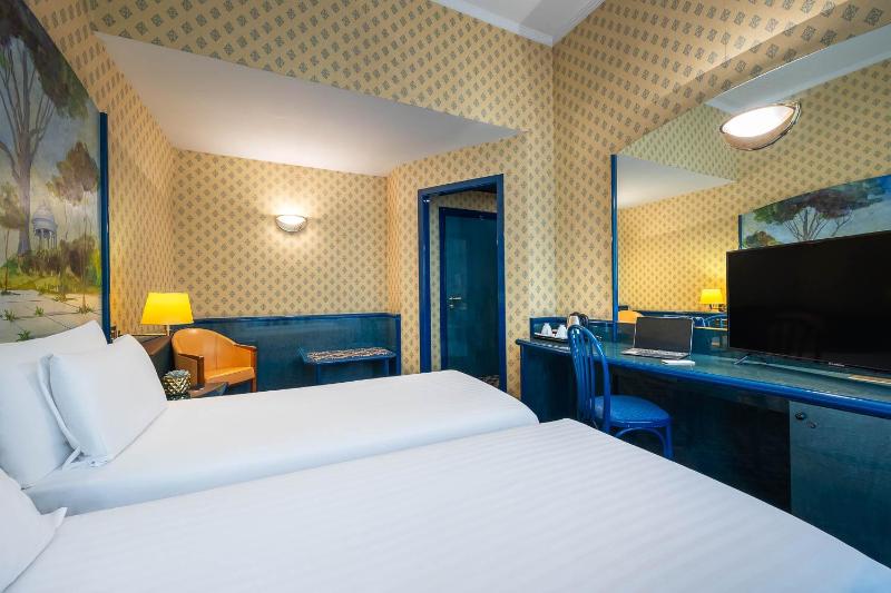 Superior Twin Room image 3