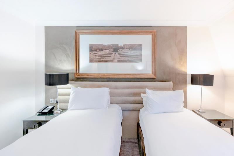 Superior Twin Room image 4