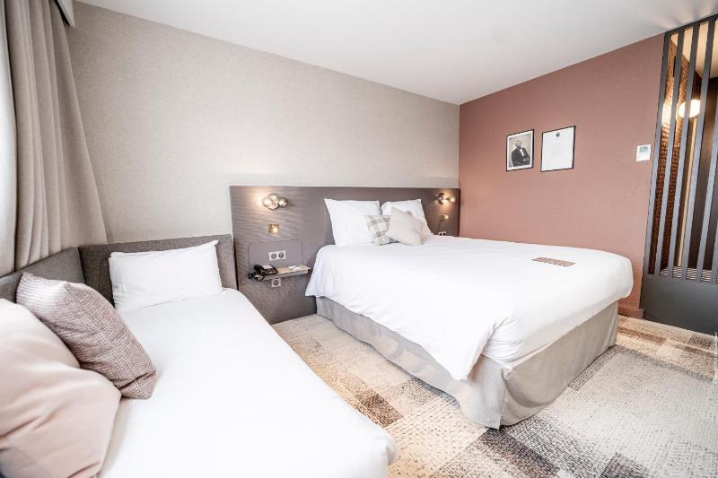 Superior Double Room with Sofa Bed image 2