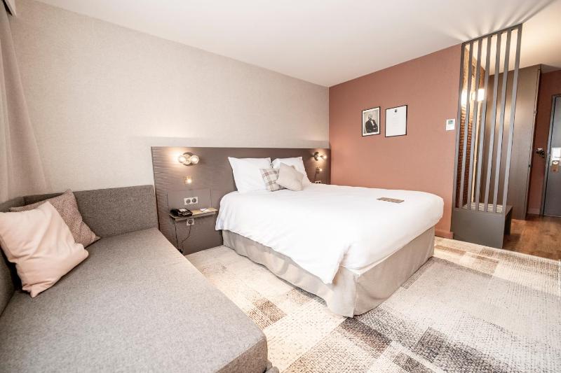 Superior Double Room with Sofa Bed image 3