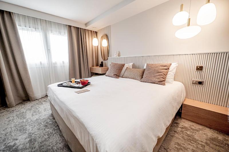 Superior King Suite with Sofa - Garden Side image 3