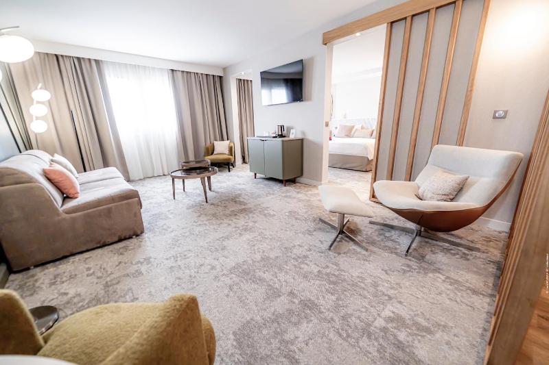 Superior King Suite with Sofa - Garden Side image 4