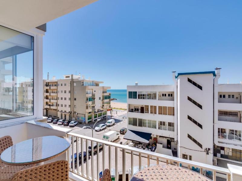 Art and Sea 2 bedroom apartment - image 11