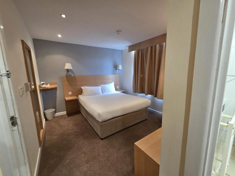 Standard Double Room image 4