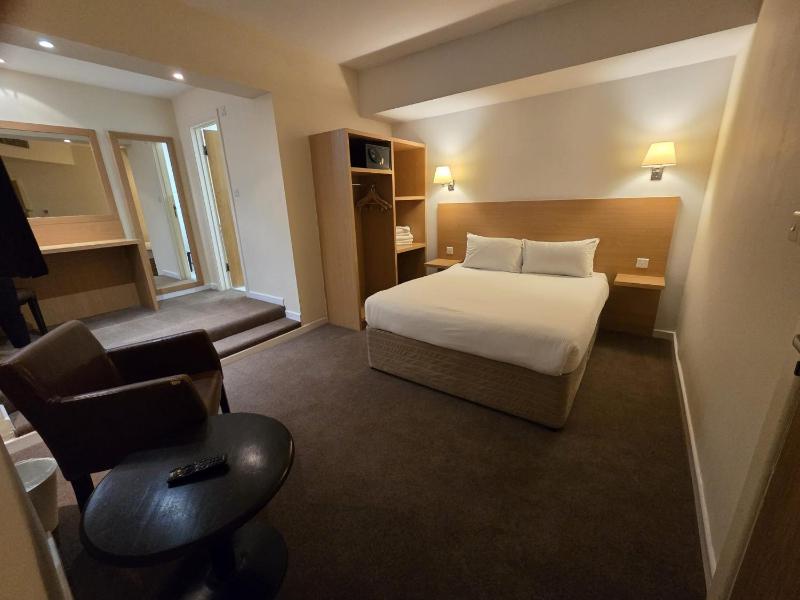 Standard Double Room image 3
