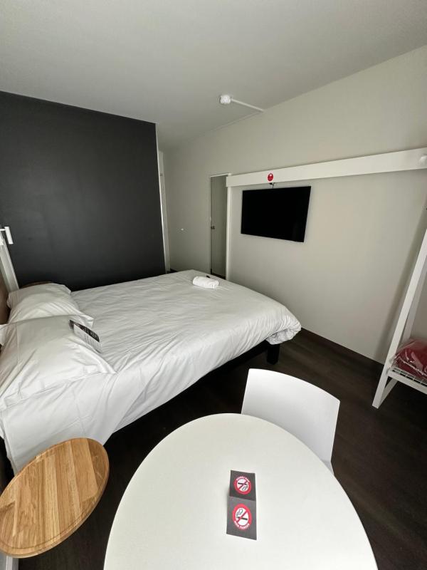 Standard Double Room image 3