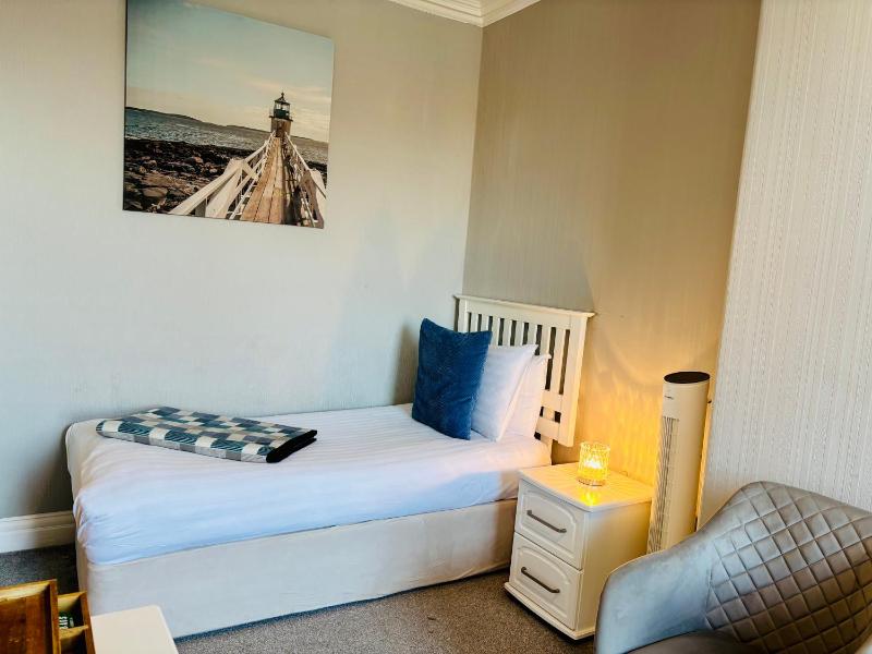 Twin Room image 1