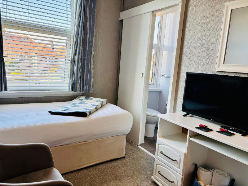 Twin Room image 3