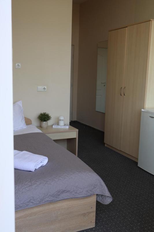 Small Single Room image 3