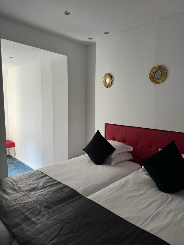 Large Double or Twin Room image 1