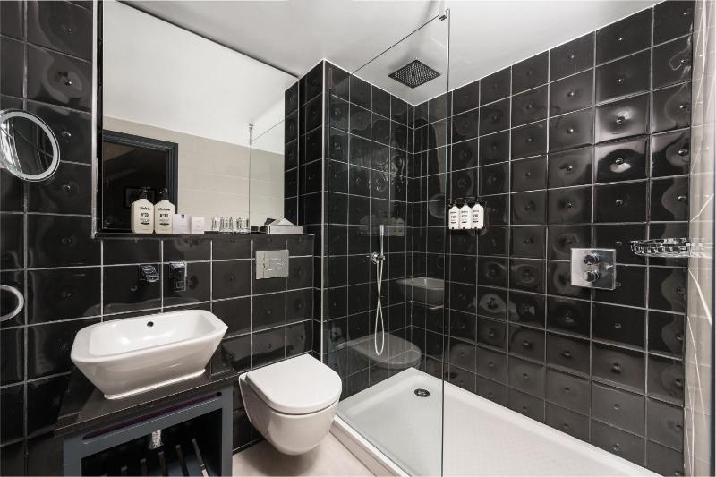 Premium Queen Room with Extra Bed image 4