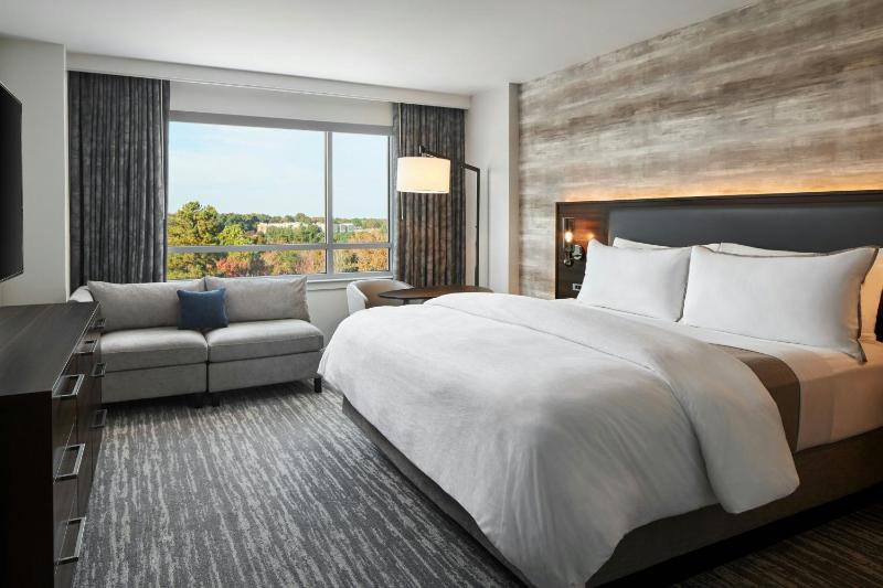 Club level, Guest room, 1 King image 4