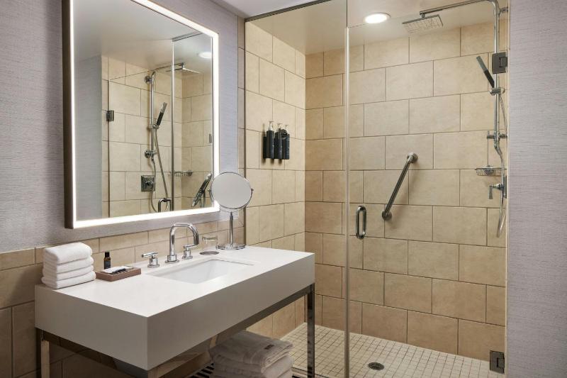 Club level, Guest room, 1 King image 3
