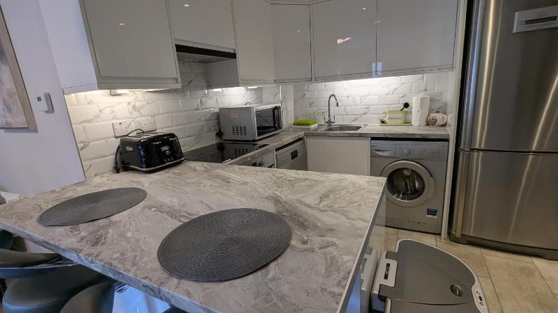 Upgraded & Slick 2BD Heart of City at Christchurch - image 8