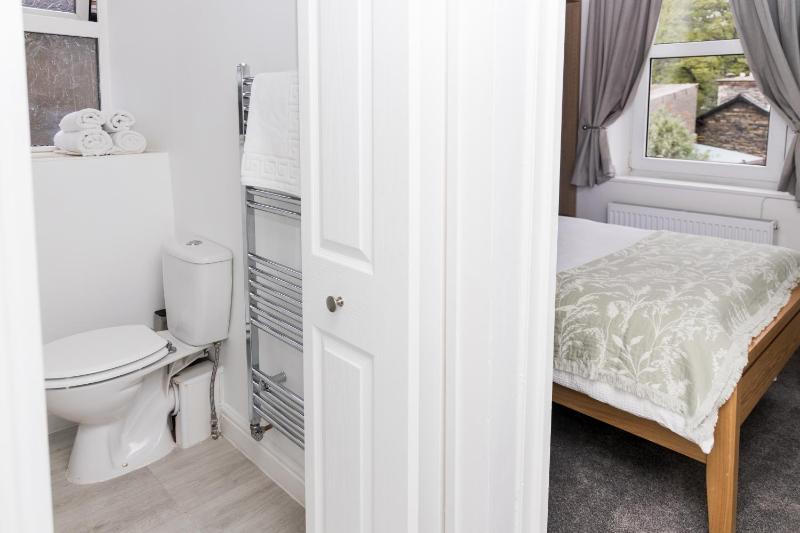 Denecrest Guest House - image 7