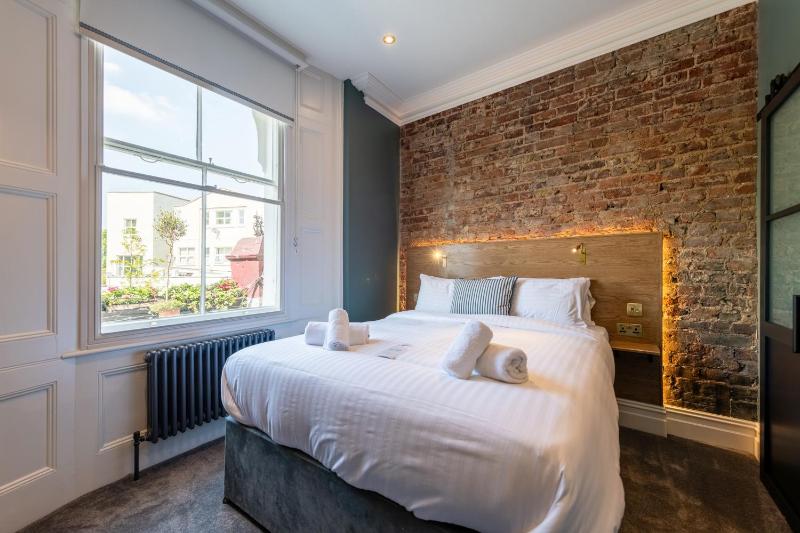 Large Double Room image 3