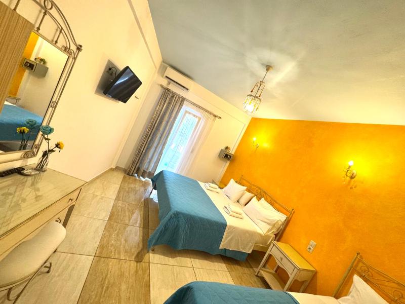 Triple Room with Pool View image 4