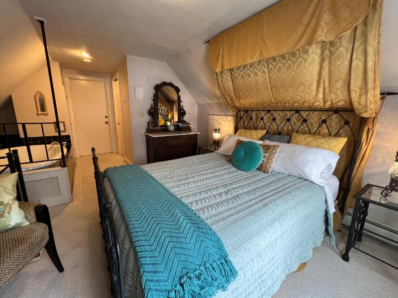 Deluxe Double Room with Bath image 3