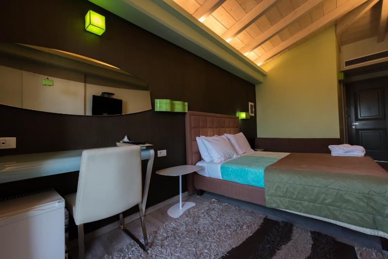 Deluxe Double Room with Sea View image 3