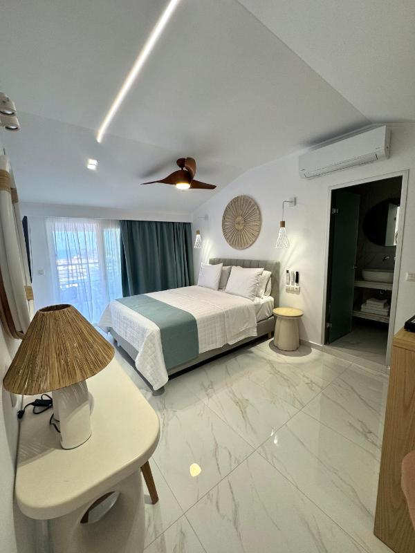 Deluxe Double Room with Balcony and Sea View image 1