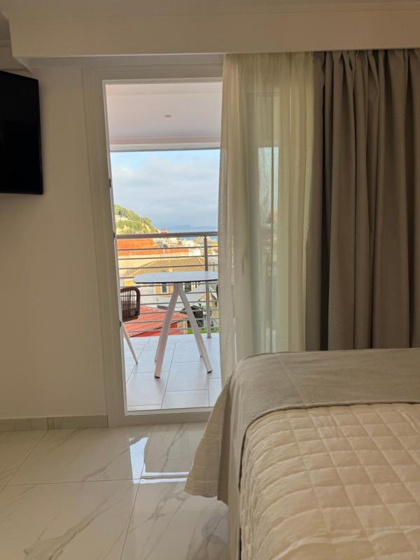 Deluxe Double Room with Balcony and Sea View image 4