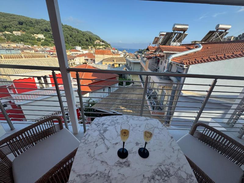 Deluxe Double Room with Balcony and Sea View image 2
