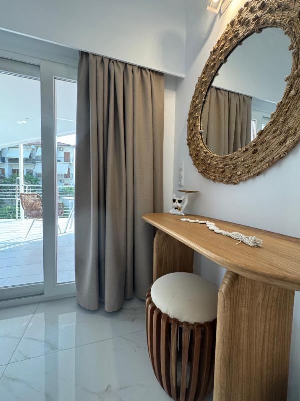 Deluxe Double Room with Balcony image 3