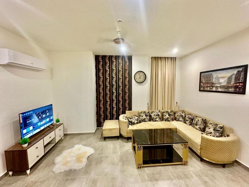 Self-Checkin 1 Bed SkyParkOne Gulberg Greens Islamabad - image 8