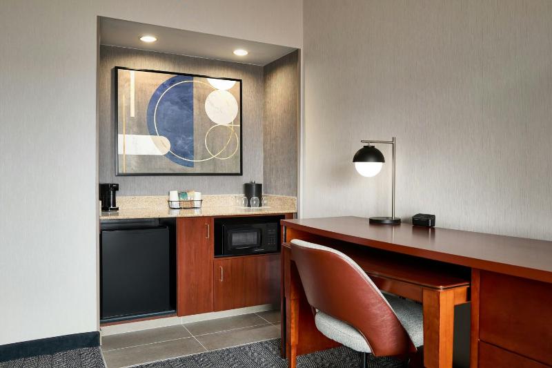 One-Bedroom King Suite image 4