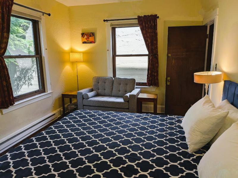 Bluebird Guesthouse - image 21